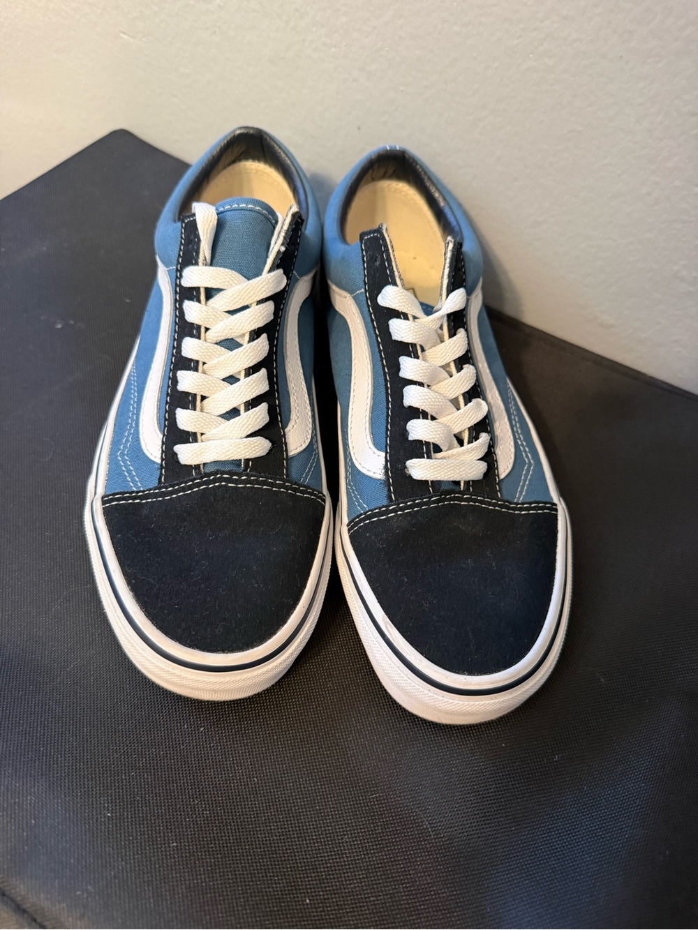VANS Old Skool Navy & White Shoes
Size w:7.5. m: 6